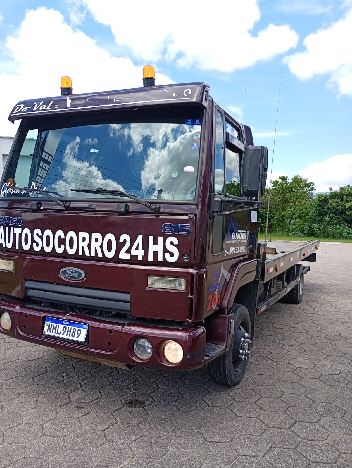 Guincho Ford Cargo com plataforma, pronto para remoção de veículo leve